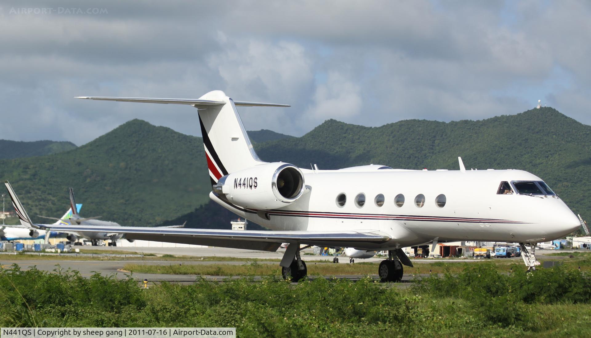 N441QS, 1998 Gulfstream Aerospace G-IV SP C/N 1341, N441QS taxing for take off at TNCM runway 10