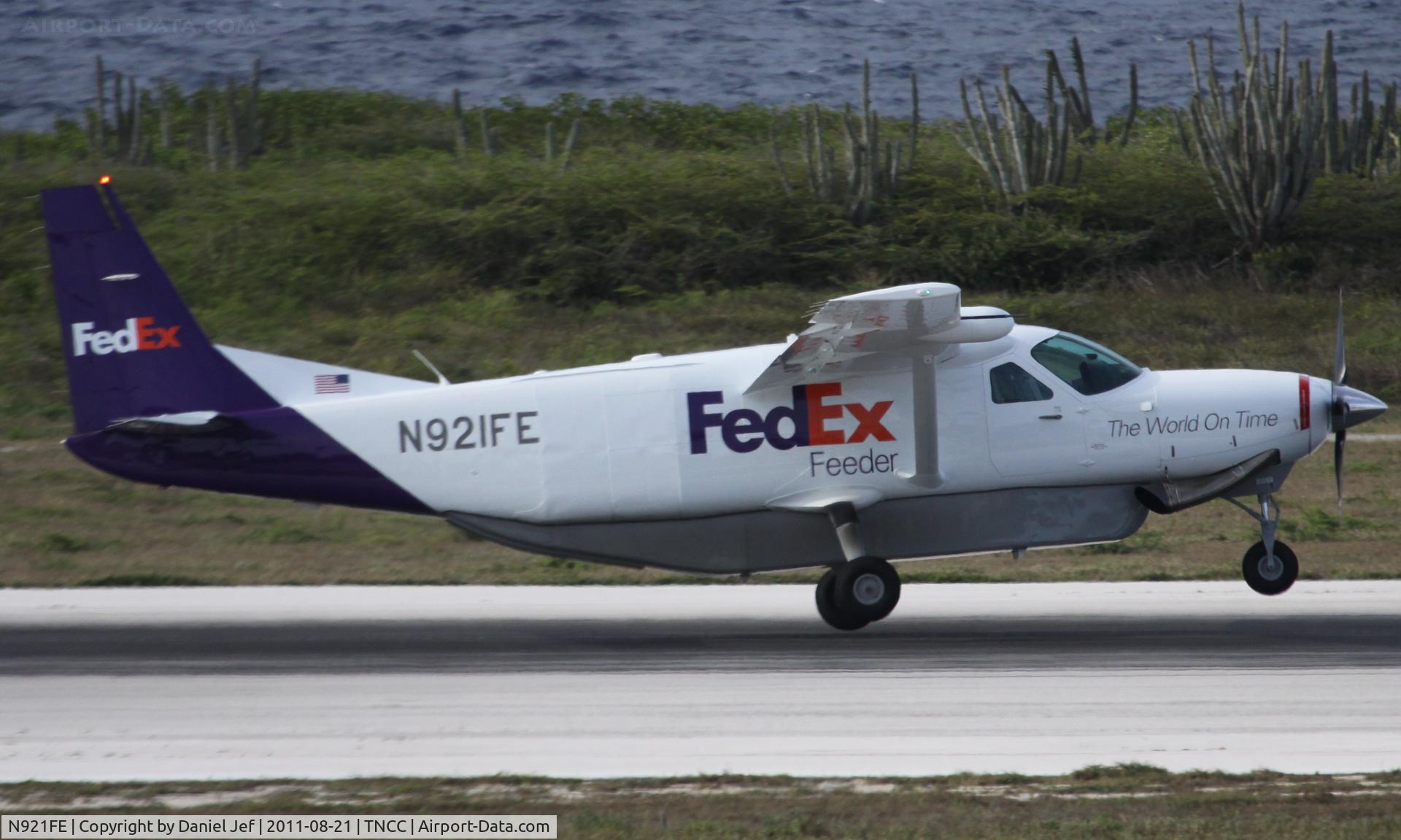 N921FE, 1987 Cessna 208B C/N 208B0021, N921Fe landing at TNCC