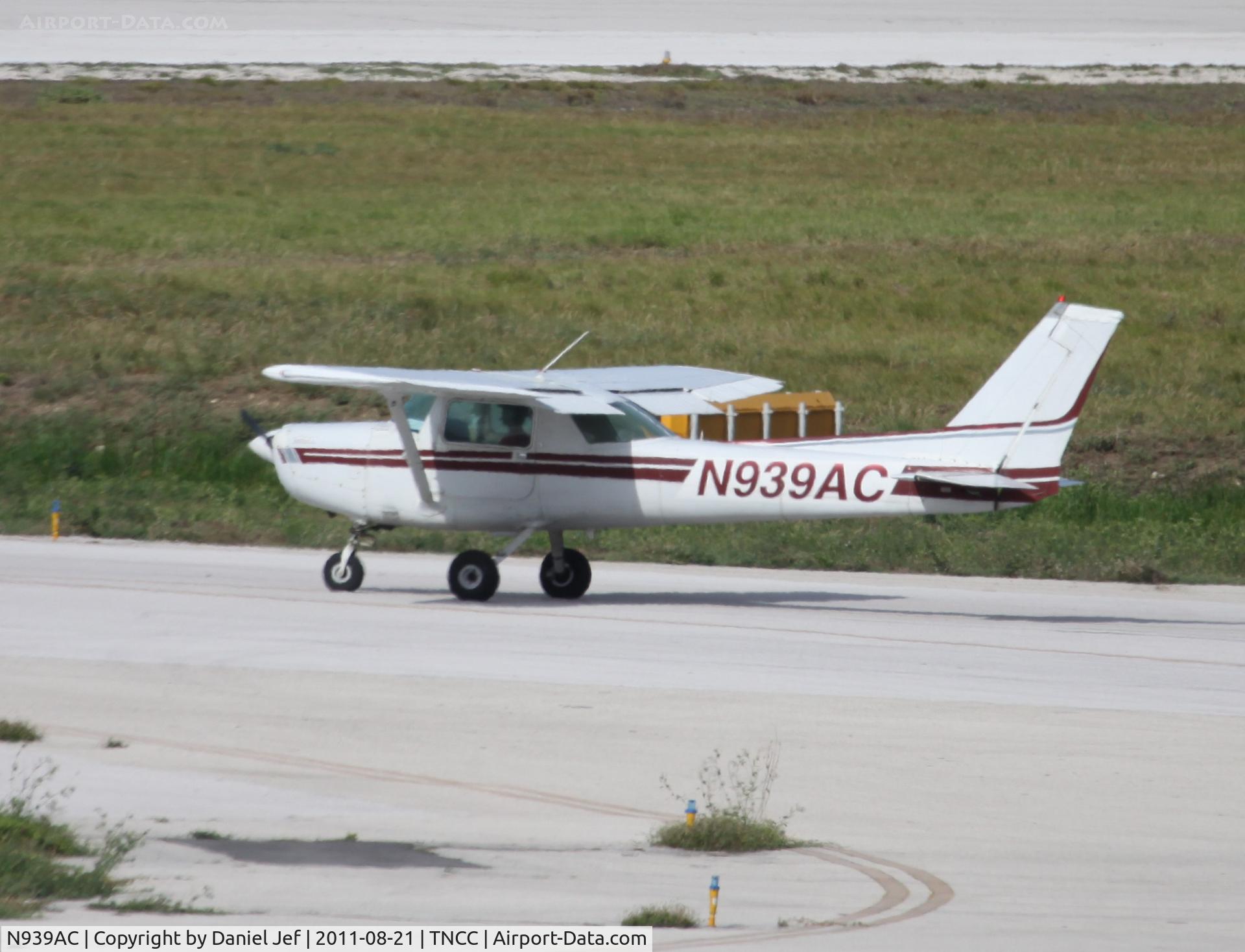 N939AC, 1982 Cessna 152 C/N 15285612, N939Ac taxing for take off at TNCC