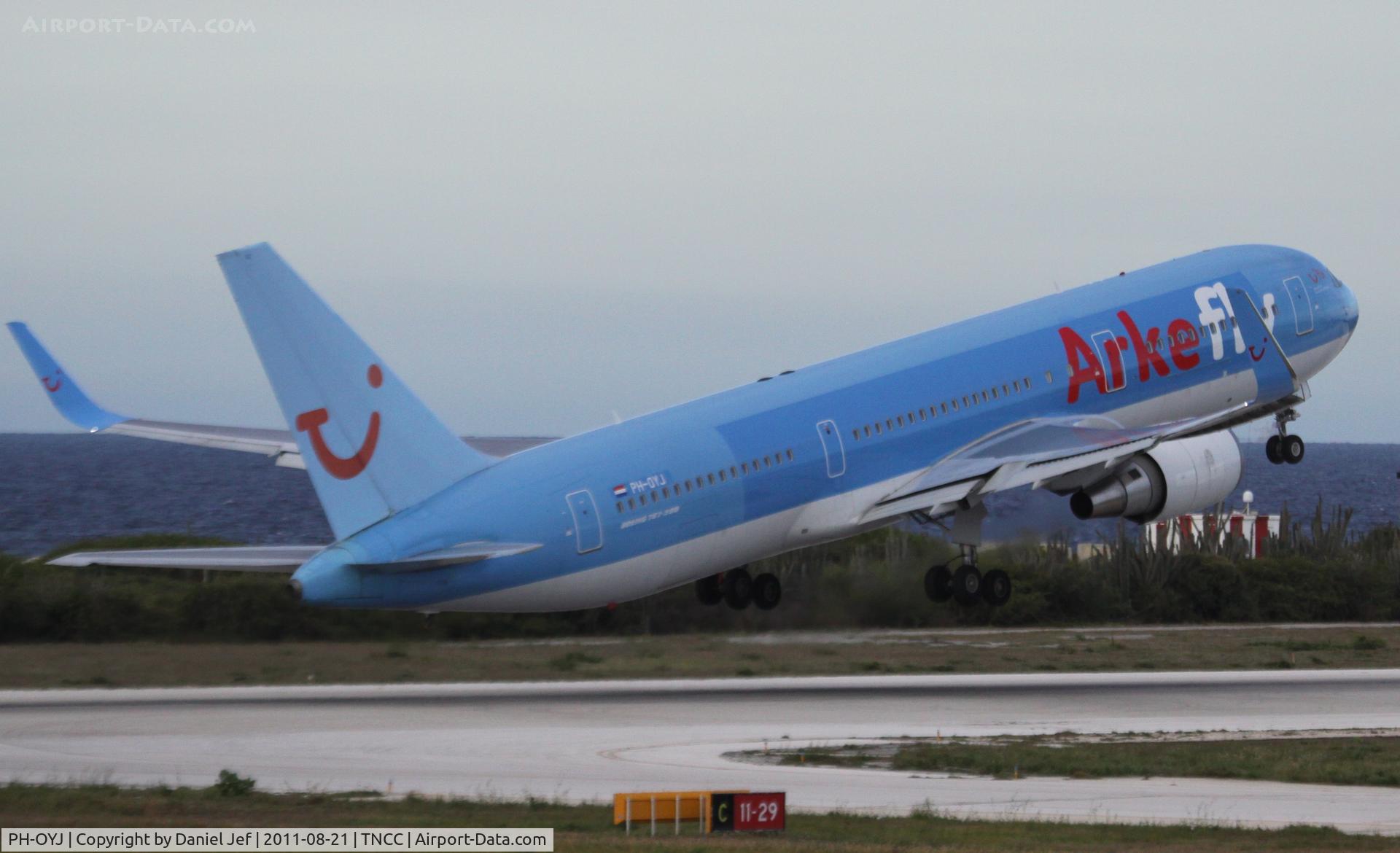 PH-OYJ, 2000 Boeing 767-304 C/N 29384, PH-OYJ departing TNCC