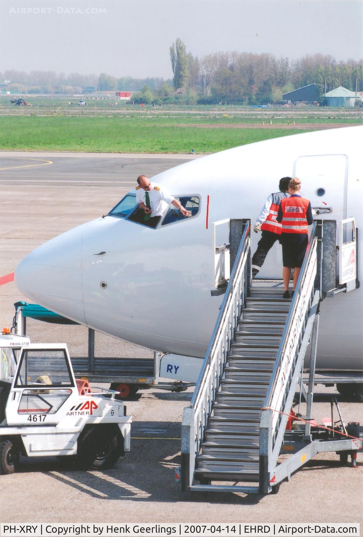PH-XRY, 2003 Boeing 737-7K2 C/N 33463, Transavia. Door closed then via the cockpit window into the plane !!!