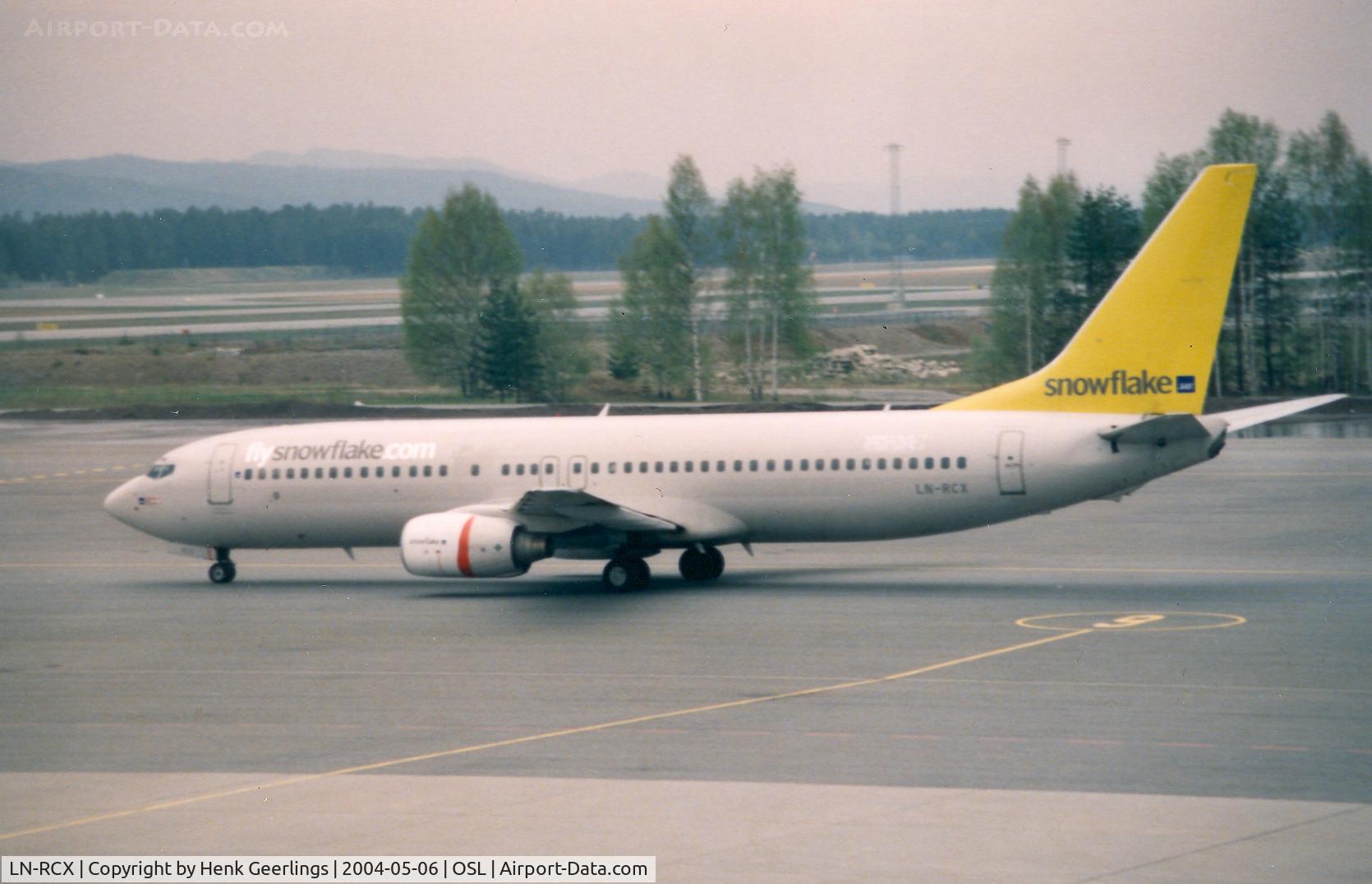 LN-RCX, 2000 Boeing 737-883 C/N 30196, Snowflake