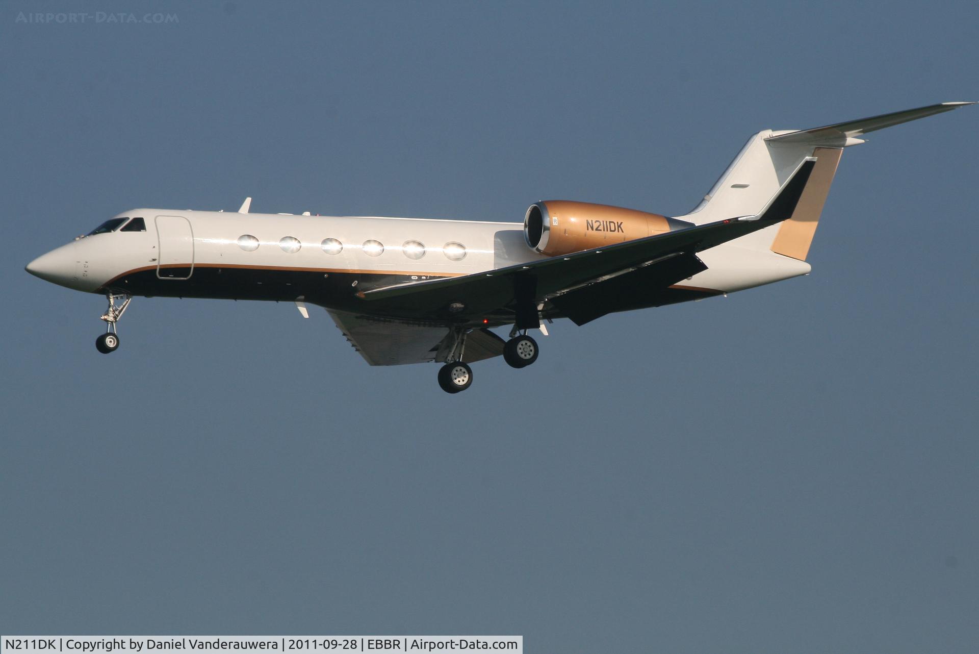 N211DK, 1988 Gulfstream Aerospace G-IV C/N 1078, Arrival to RWY 25L