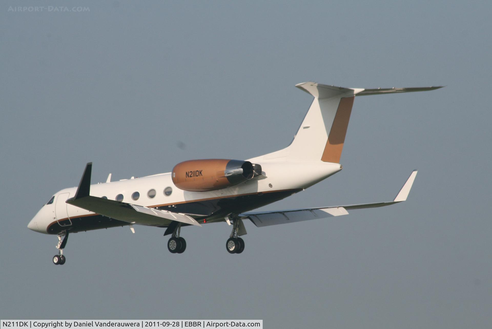 N211DK, 1988 Gulfstream Aerospace G-IV C/N 1078, Arrival to RWY 25L