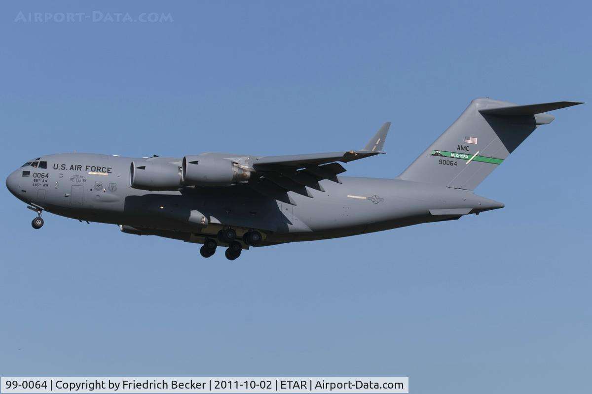 99-0064, 1999 Boeing C-17A Globemaster III C/N 50068/P-64, on final RW26