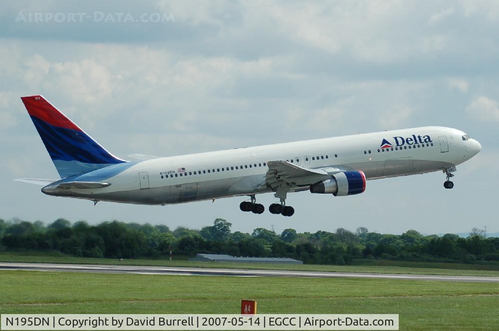 N195DN, 1997 Boeing 767-332 C/N 28452, Delta Airlines Boeing 757 taking of  Manchester Airport