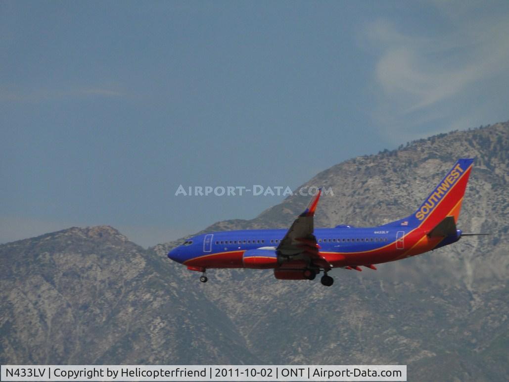 N433LV, 2003 Boeing 737-7H4 C/N 33716, On final to runway 26R