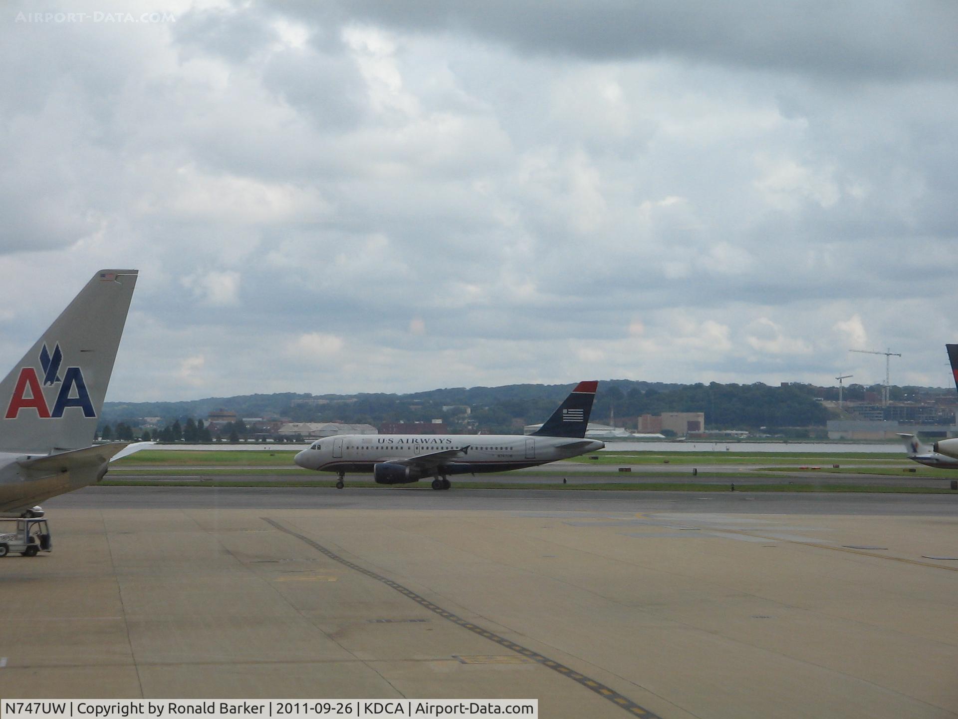 N747UW, 2000 Airbus A319-112 C/N 1301, DCA, VA