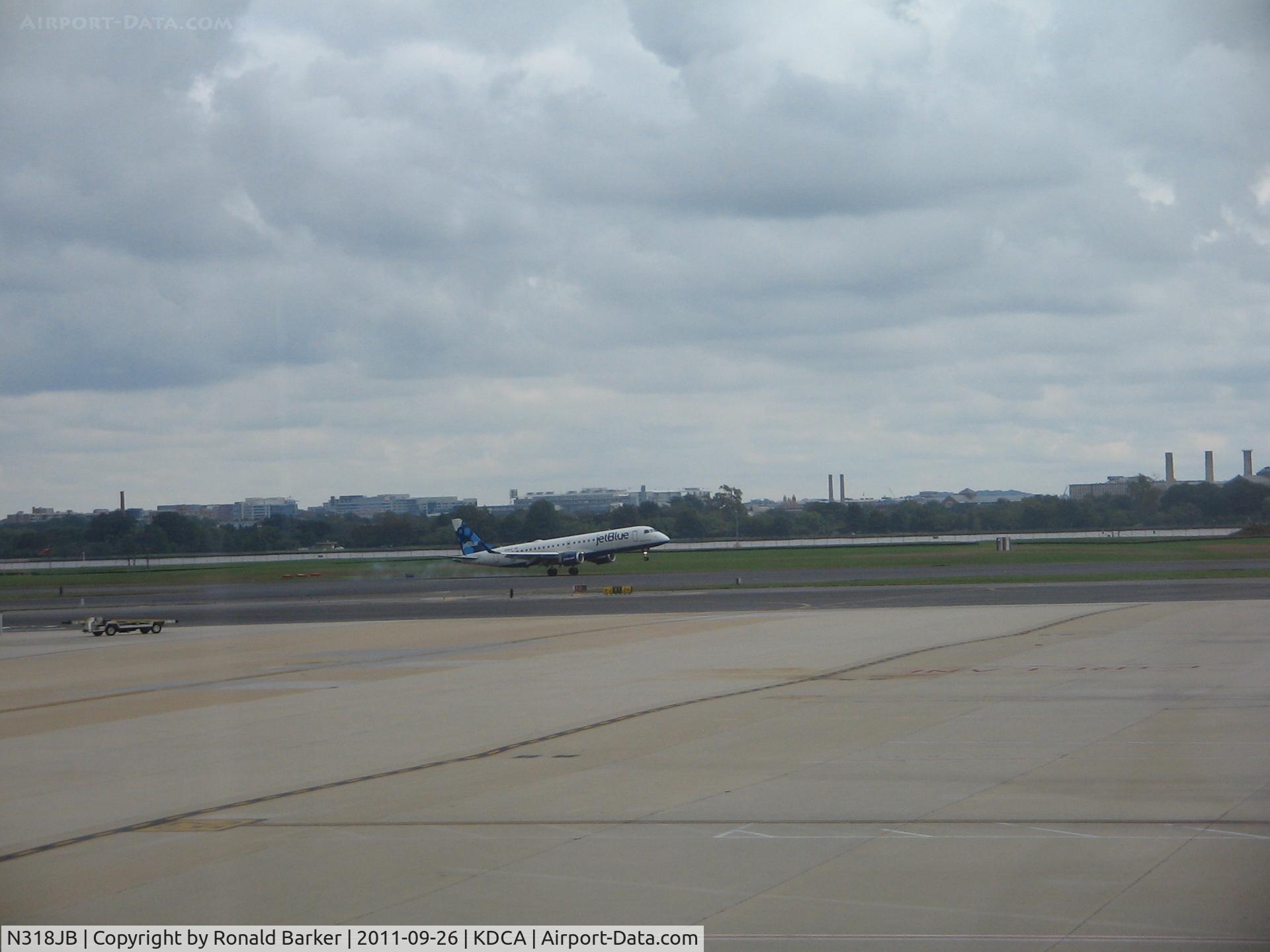 N318JB, 2010 Embraer ERJ-190-100 IGW 190AR C/N 19000364, Jet Blue arriving