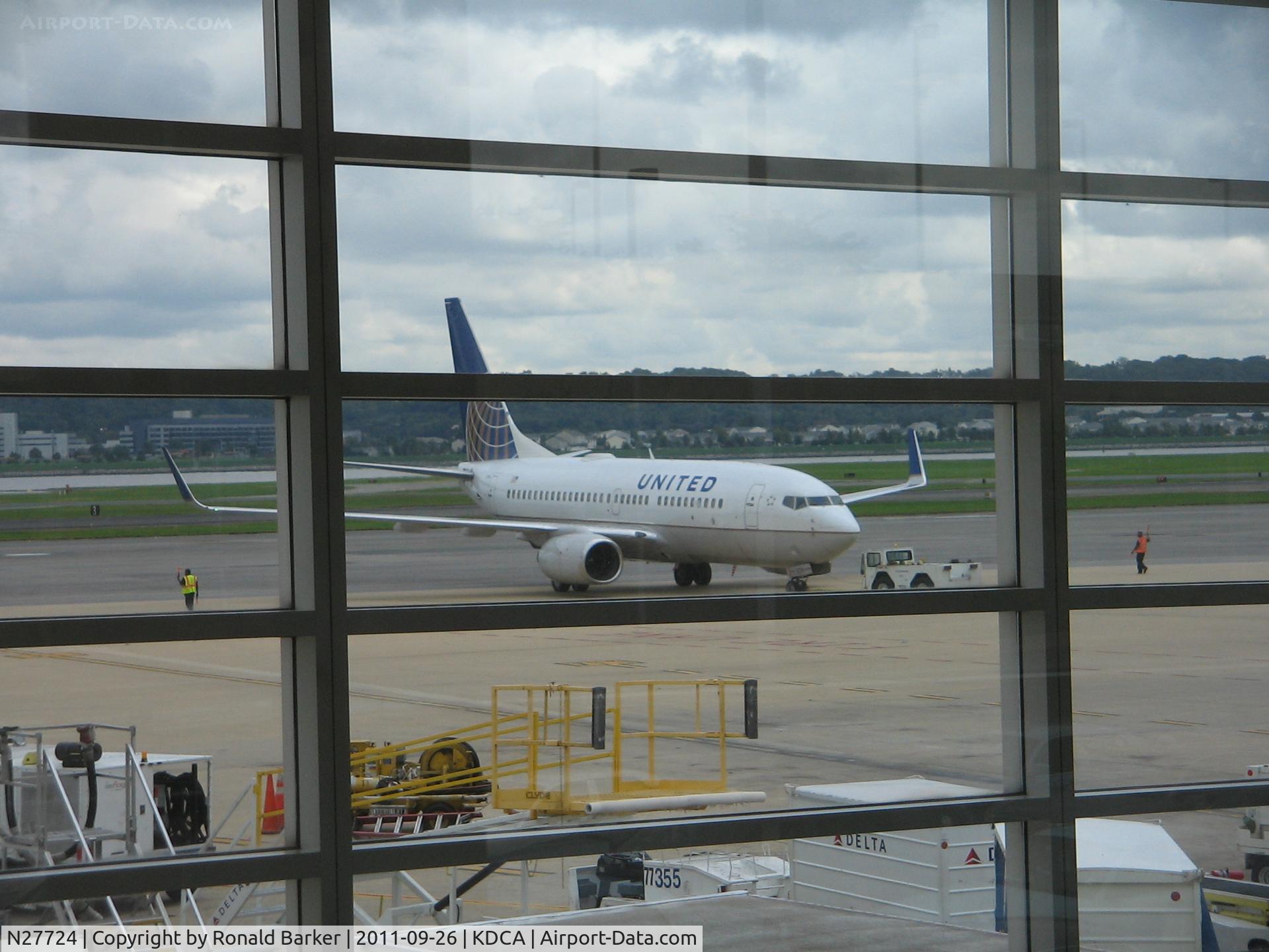 N27724, 1999 Boeing 737-724 C/N 28791, DCA, VA
