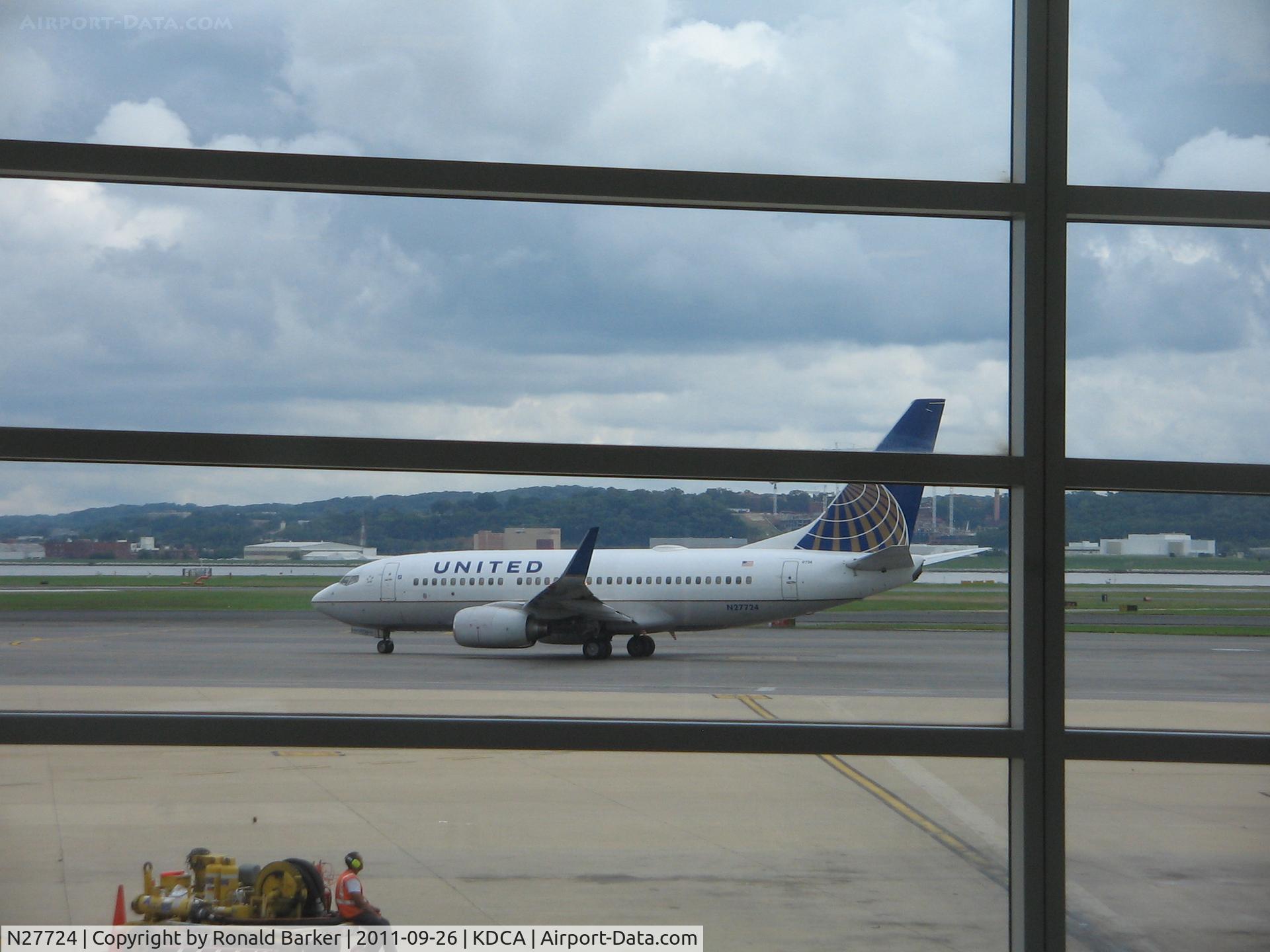 N27724, 1999 Boeing 737-724 C/N 28791, DCA, VA