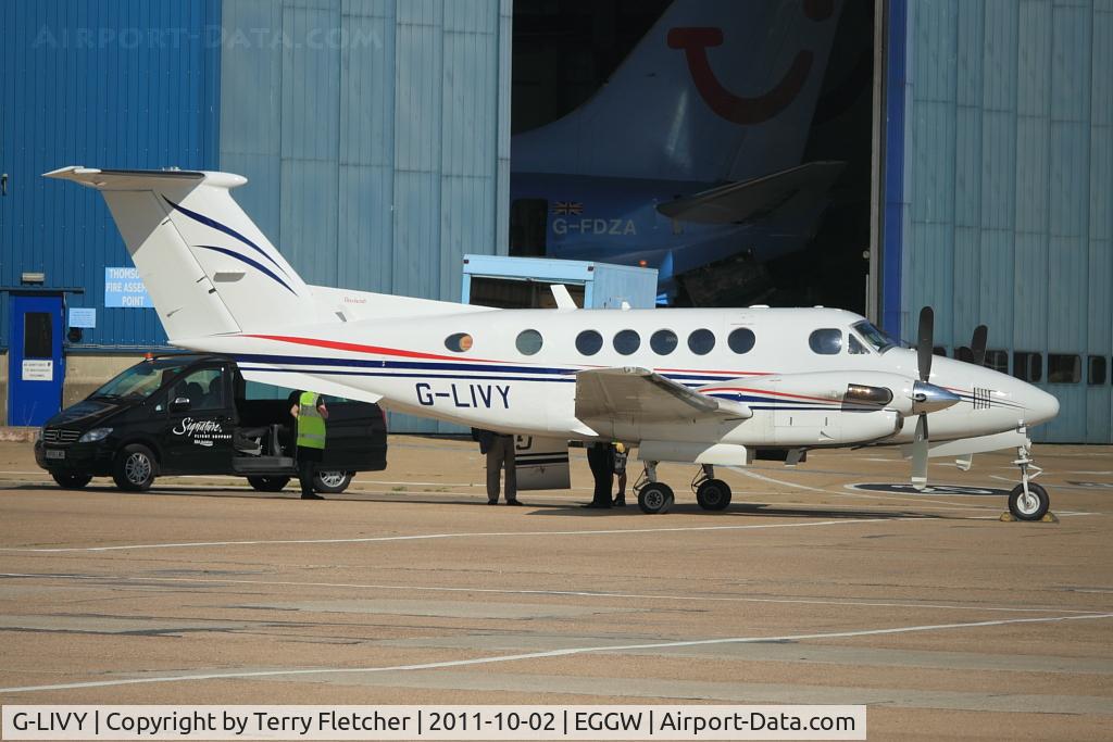 G-LIVY, 1977 Beech 200 Super King Air C/N BB-209, Beech 200, c/n: BB-209 unloading at Luton