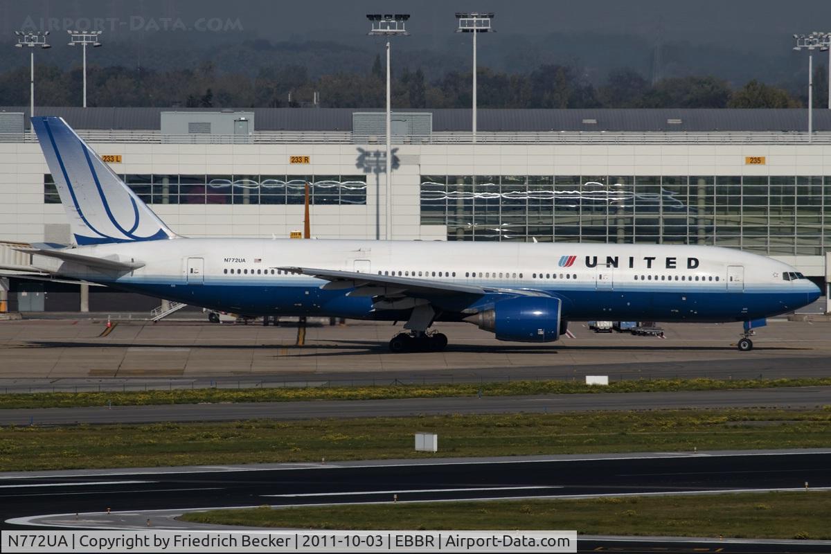 N772UA, 1995 Boeing 777-222 C/N 26930, taxying o the active