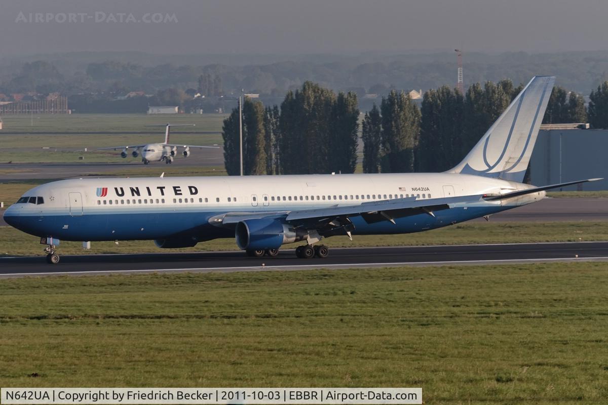 N642UA, 1991 Boeing 767-322 C/N 25092, decelerating after touchdown
