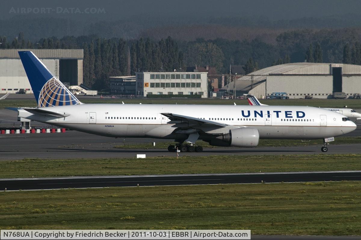 N768UA, 1995 Boeing 777-222 C/N 26919, taxying o the active