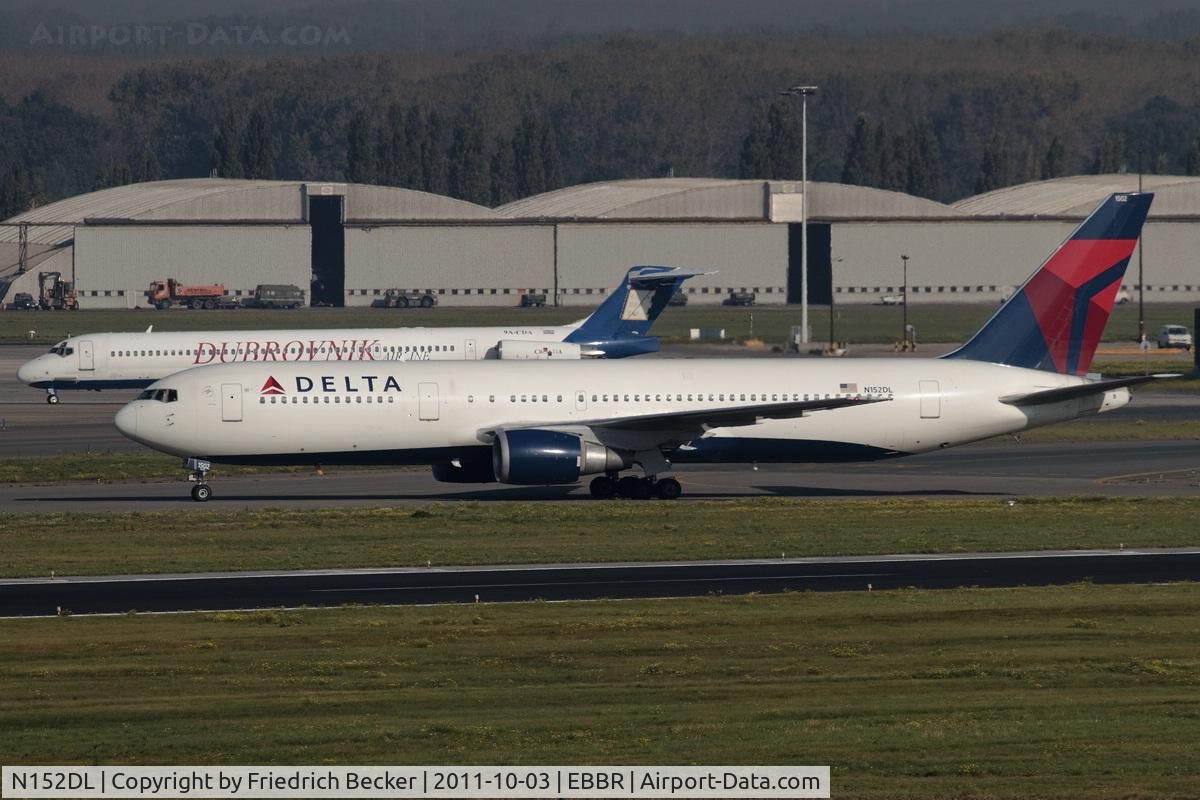 N152DL, 1990 Boeing 767-3P6 C/N 24984, taxying to the gate