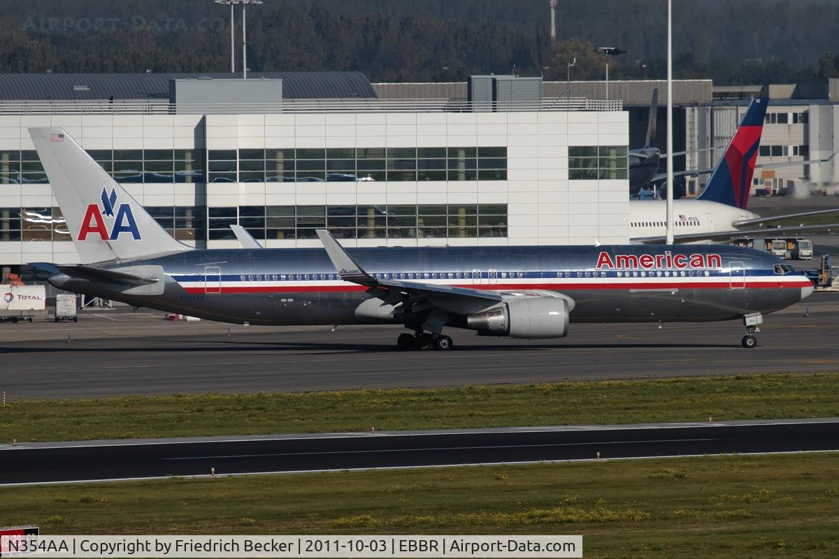 N354AA, 1988 Boeing 767-323 C/N 24035, taxying o the active