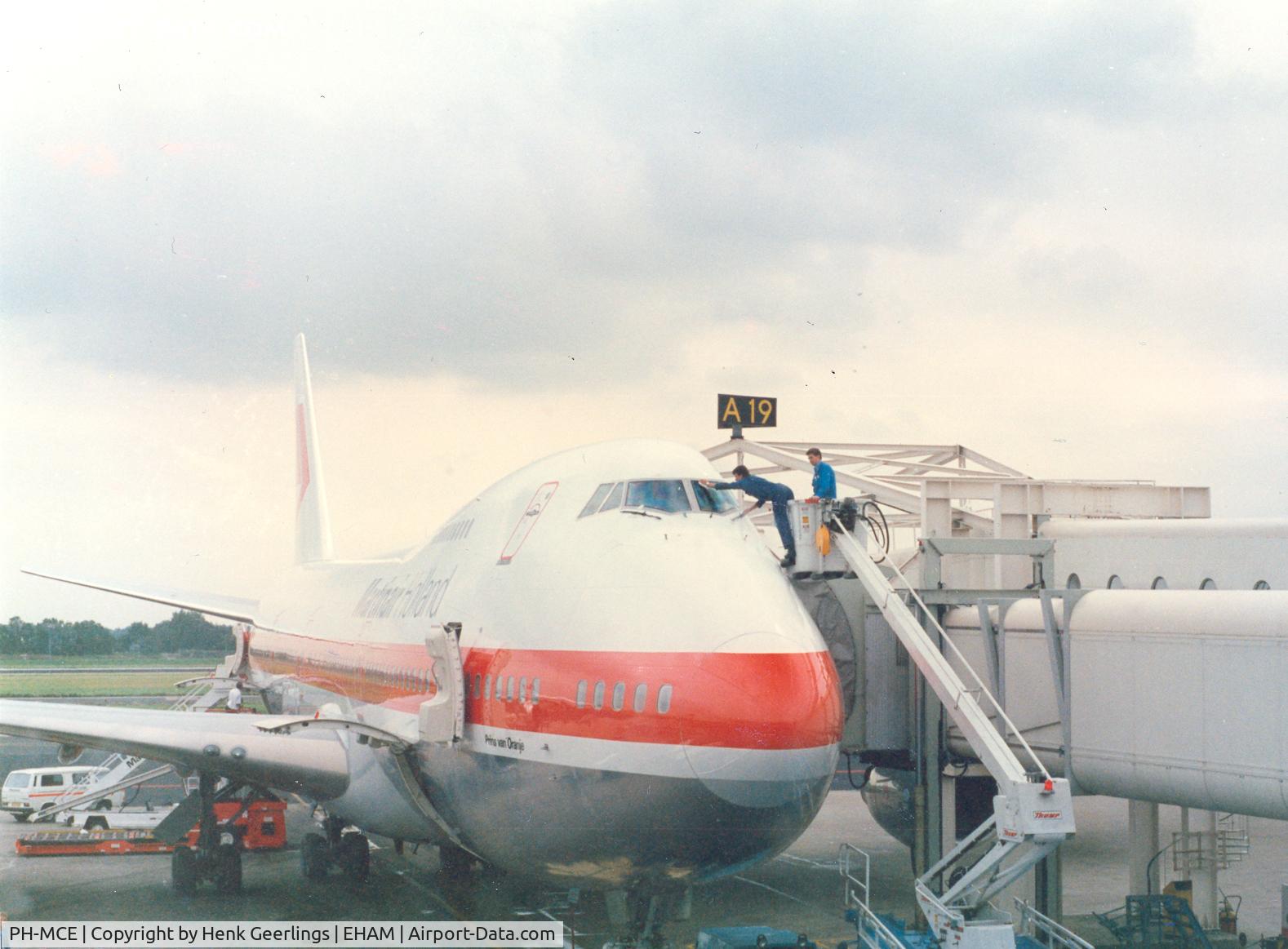 PH-MCE, 1987 Boeing 747-21AC C/N 23652, Martinair , window cleaning
