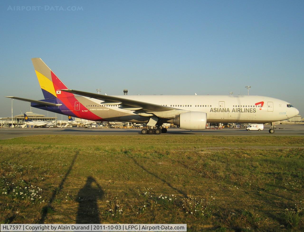HL7597, 2001 Boeing 777-28E/ER C/N 28686, As with many an aircraft, Triple 7 #359 is leased to the airline by ILFC