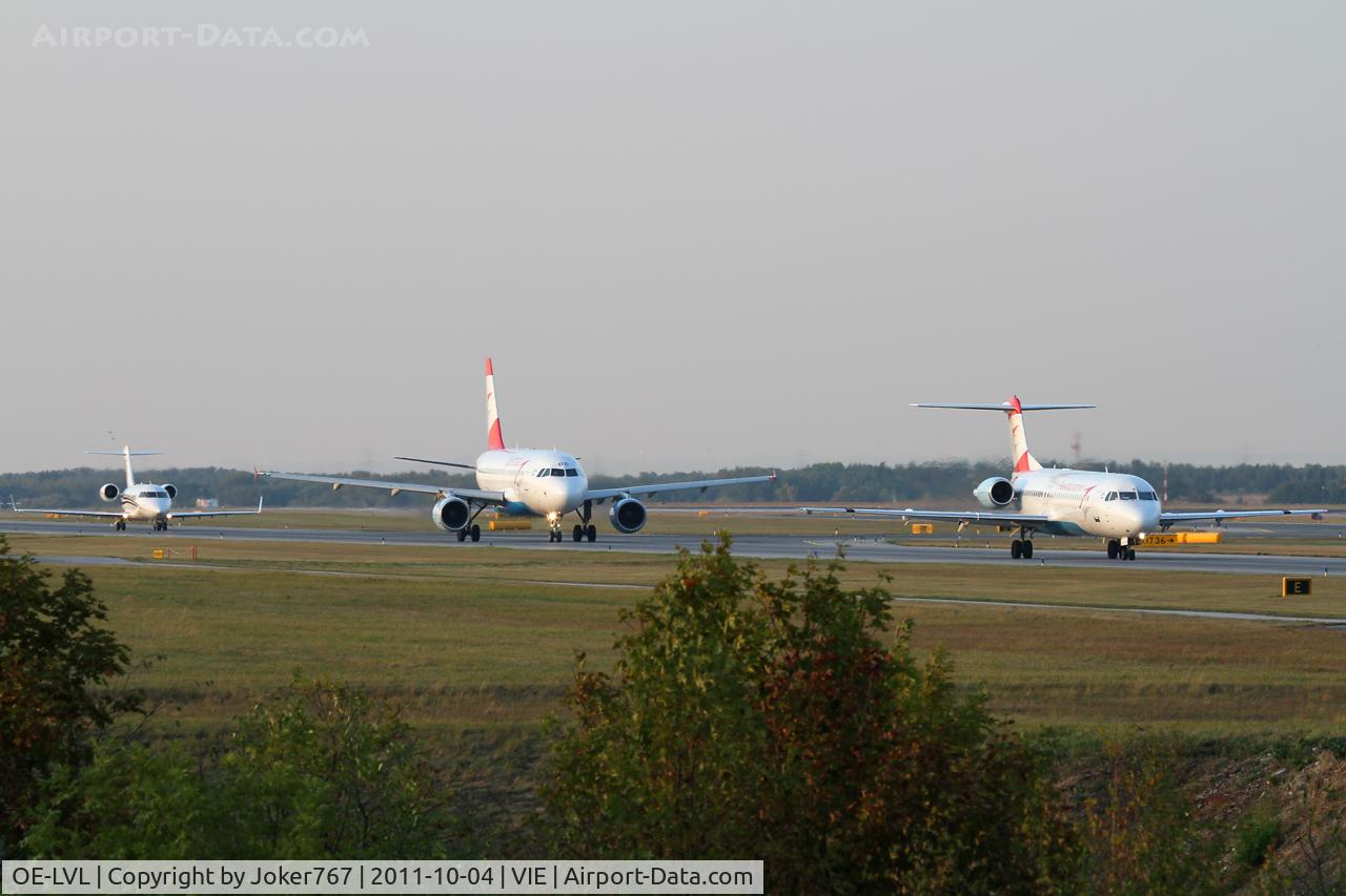 OE-LVL, 1992 Fokker 100 (F-28-0100) C/N 11404, Austrian arrows