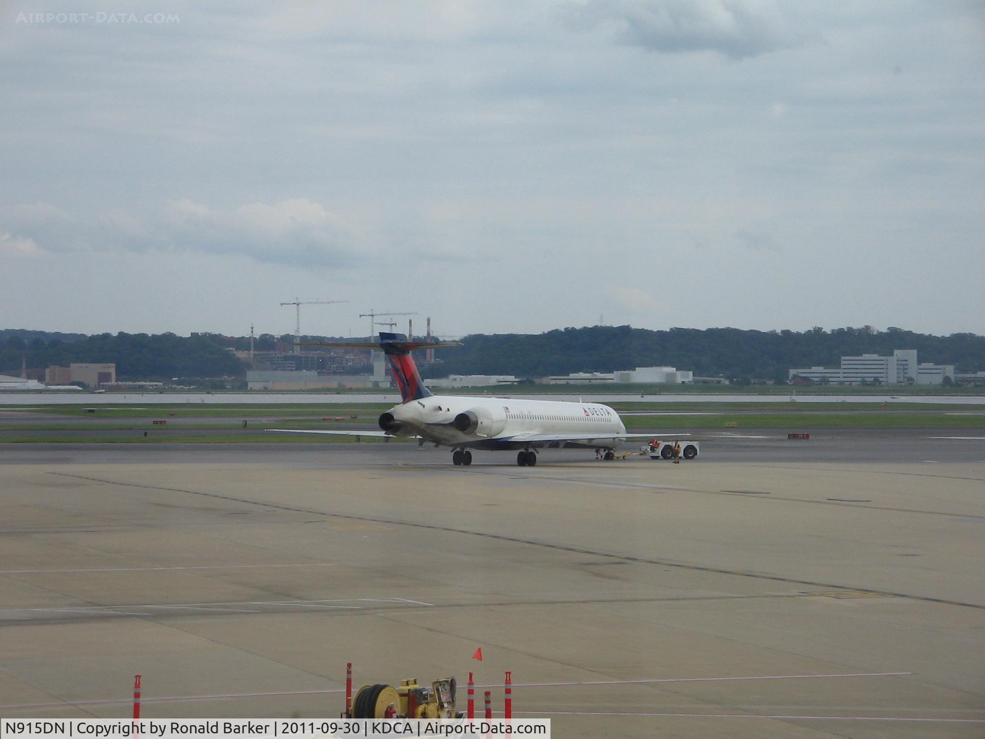 N915DN, 1996 McDonnell Douglas MD-90-30 C/N 53395, DCA, VA
