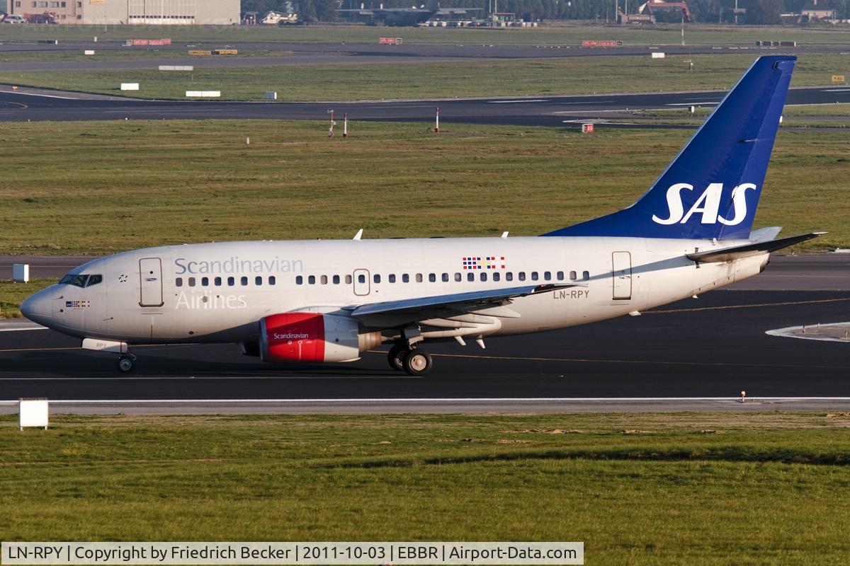 LN-RPY, 1998 Boeing 737-683 C/N 28292, decelerating after touchdown