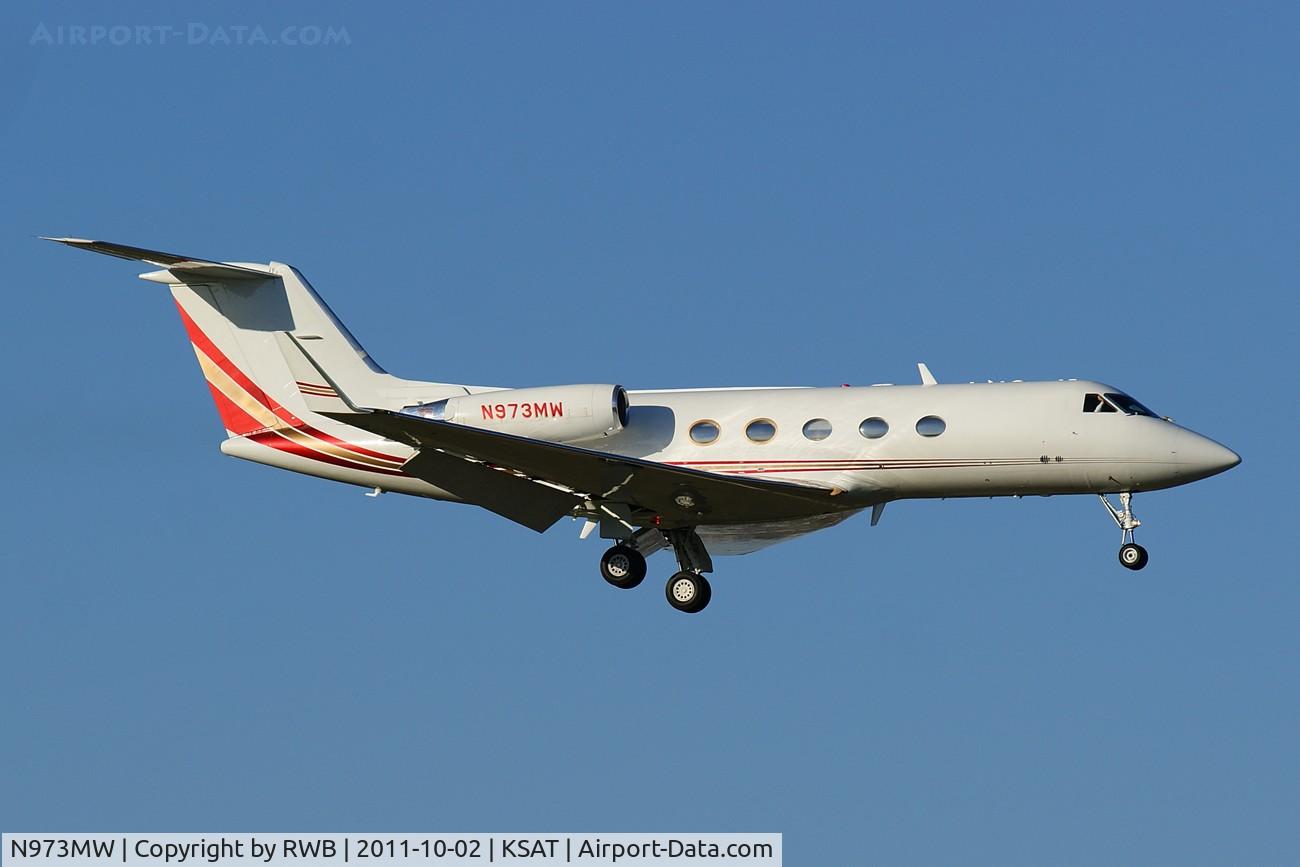 N973MW, 1980 Grumman G-1159 Gulfstream II C/N 301, Landing 12R