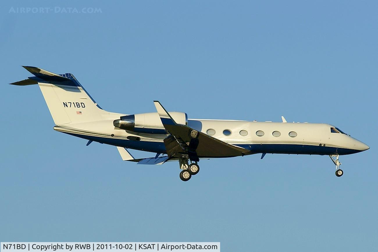 N71BD, 2000 Gulfstream Aerospace G-IV-SP C/N 1415, Landing 12R