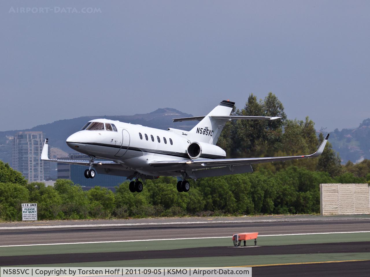 N585VC, 2002 Raytheon Hawker 800XP C/N 258585, N585VC arriving on RWY 21