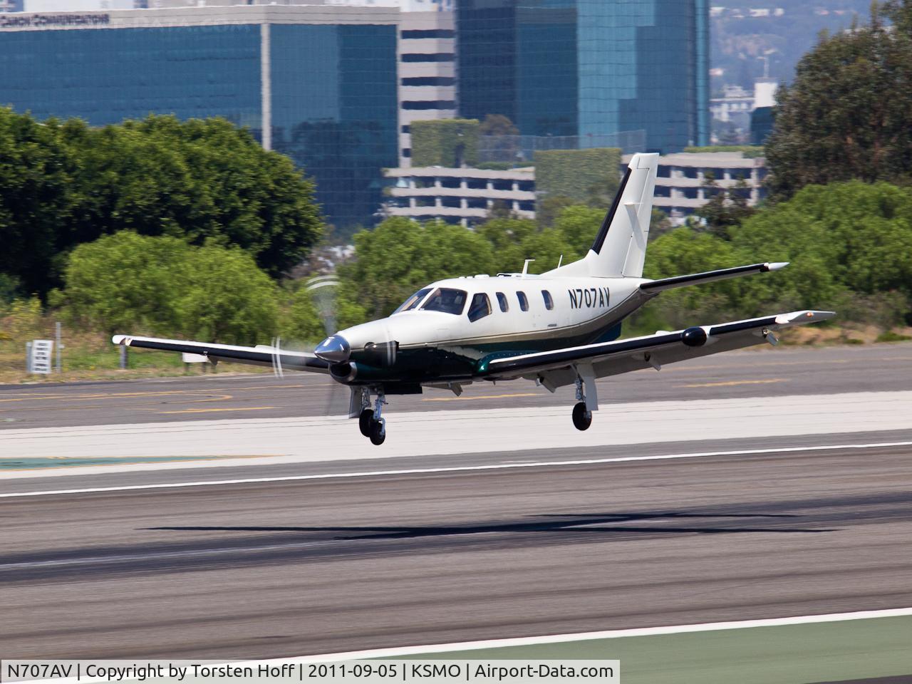 N707AV, 2001 Socata TBM-700 C/N 197, N707AV arriving on RWY 21