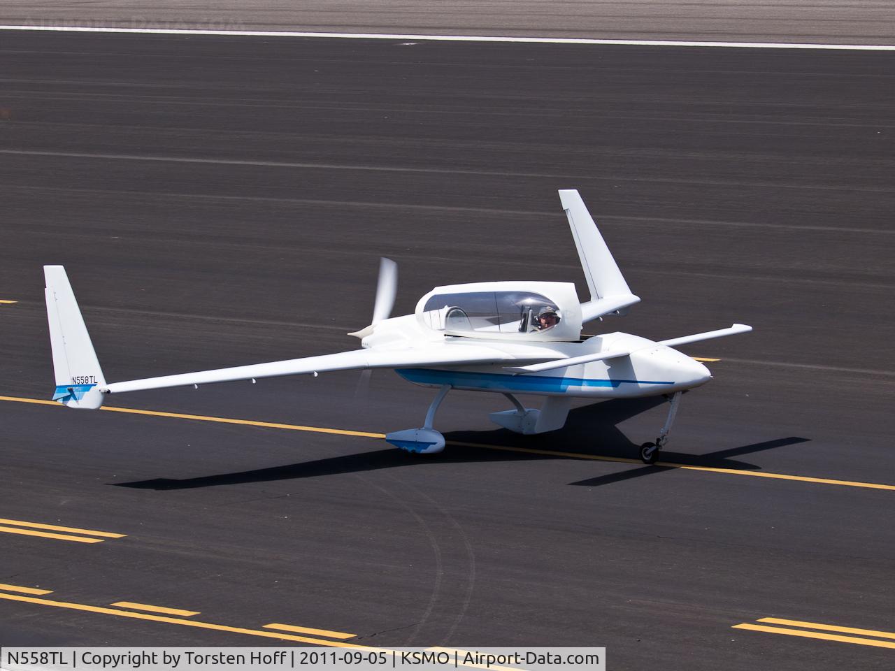 N558TL, 1989 Rutan Long-EZ C/N 1838L, N558TL taxiing