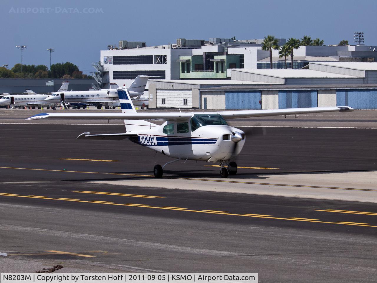 N8203M, 1969 Cessna 210K Centurion C/N 21059203, N8203M taxiing