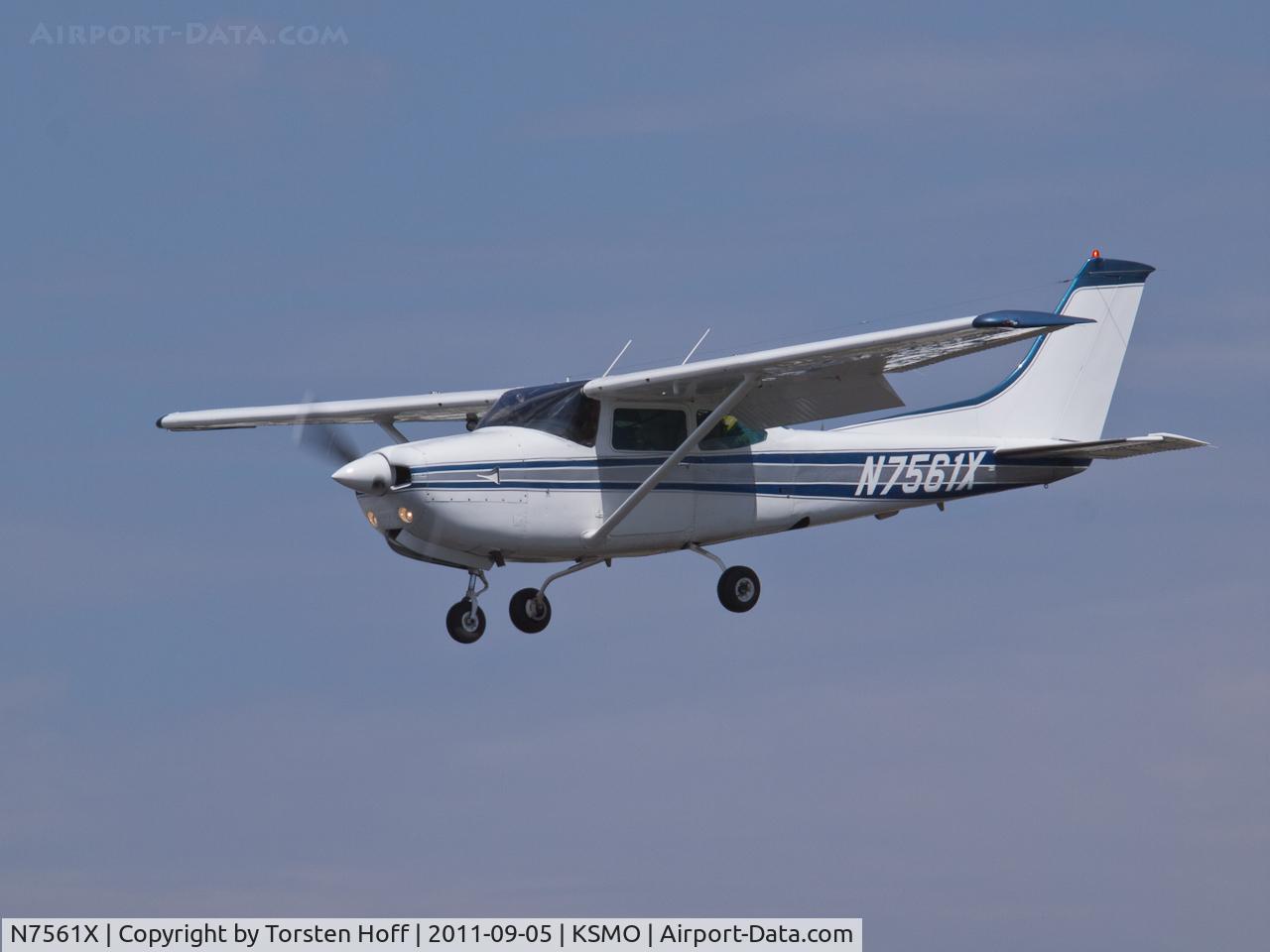 N7561X, 1977 Cessna R182 Skylane RG C/N R18200101, N7561X arriving on RWY 21