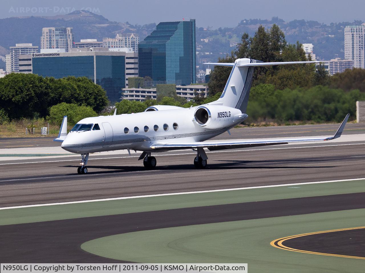 N950LG, 2001 Gulfstream Aerospace G-IV C/N 1441, N950LG departing from RWY 21