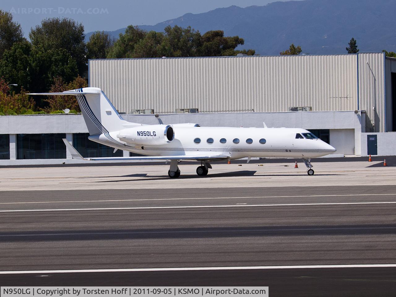 N950LG, 2001 Gulfstream Aerospace G-IV C/N 1441, N950LG taxiing