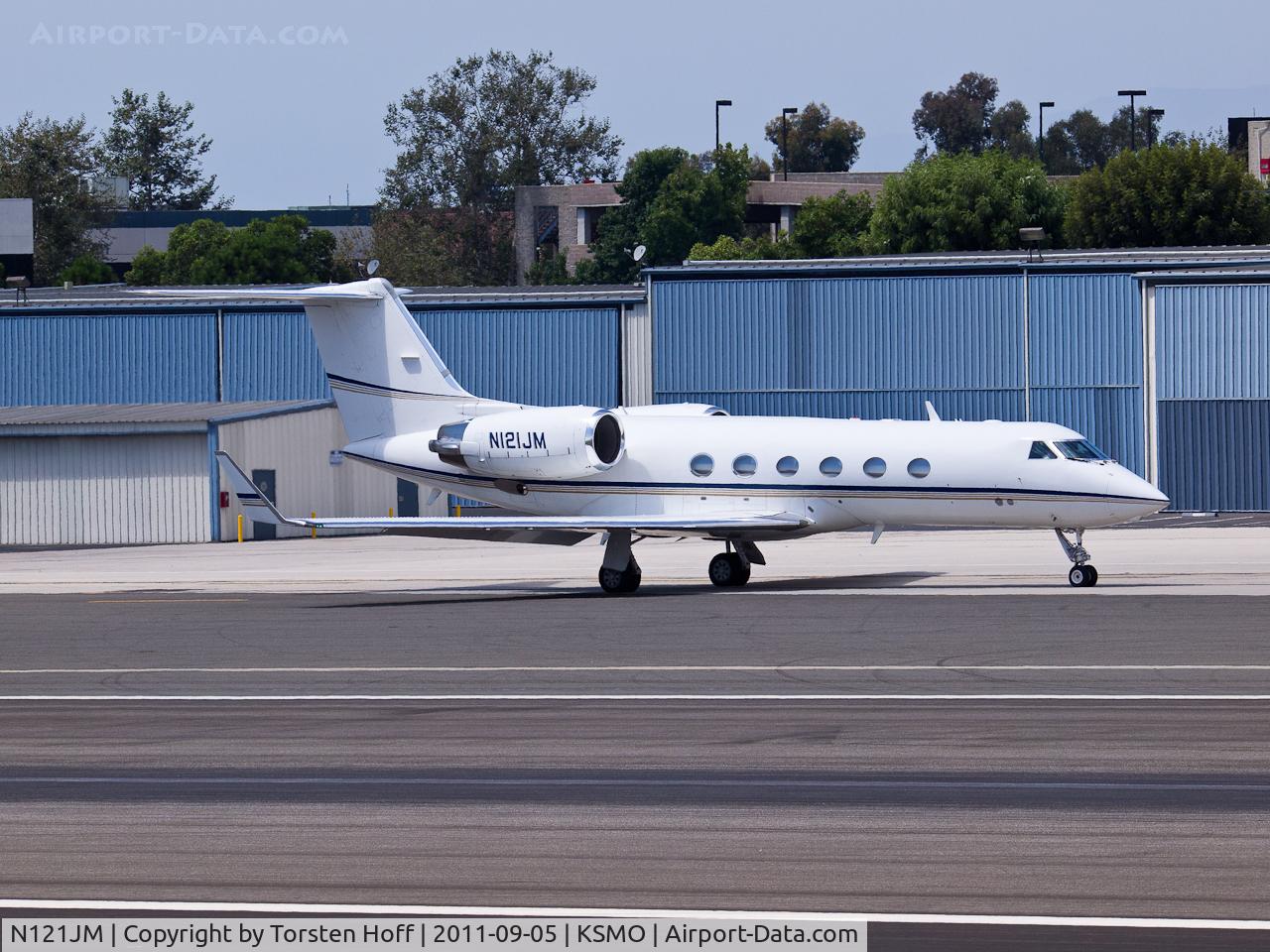 N121JM, 2000 Gulfstream Aerospace G-IV C/N 1399, N121JM taxiing