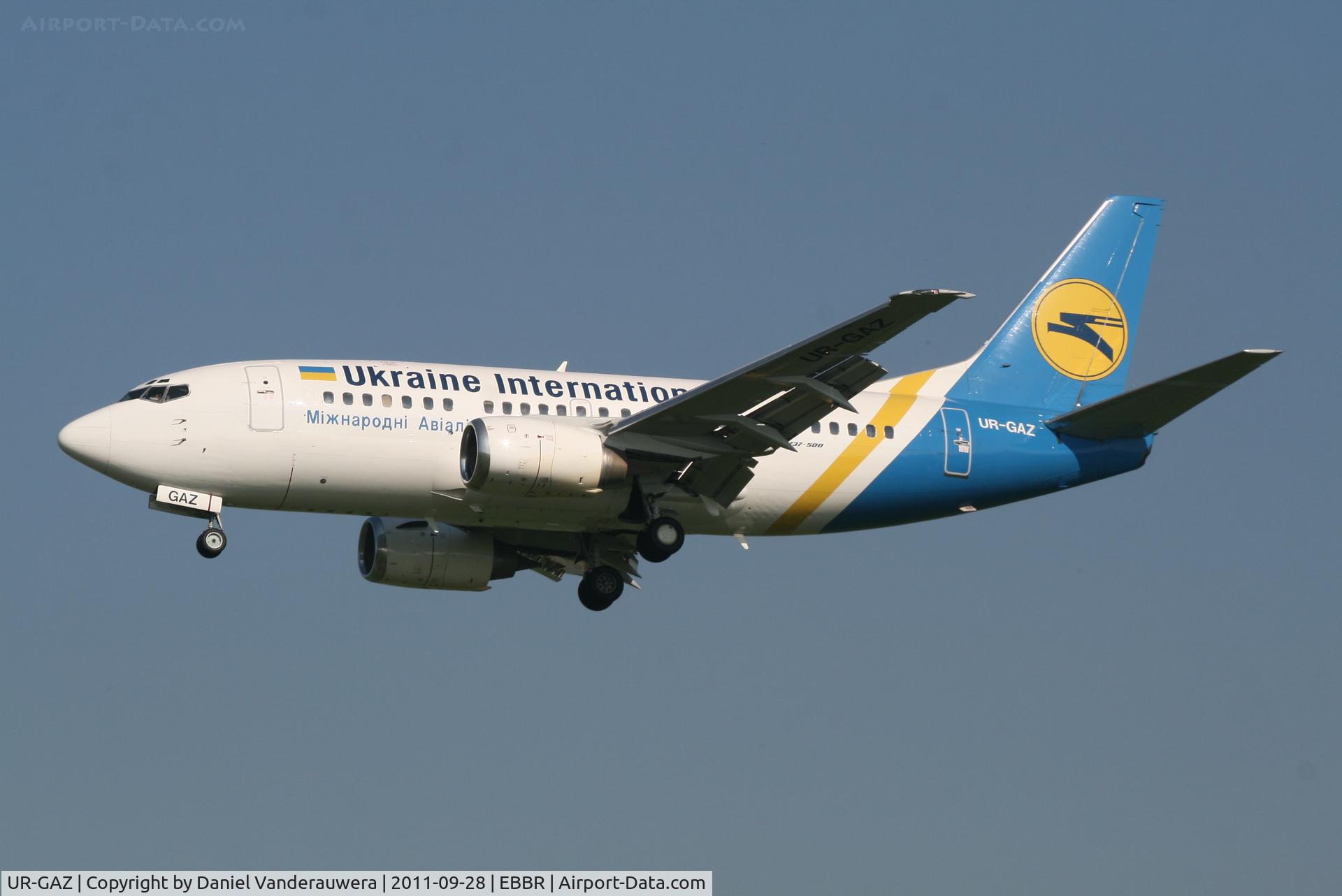 UR-GAZ, 1992 Boeing 737-55D C/N 27418, Arrival of flight PS901 to RWY 25L