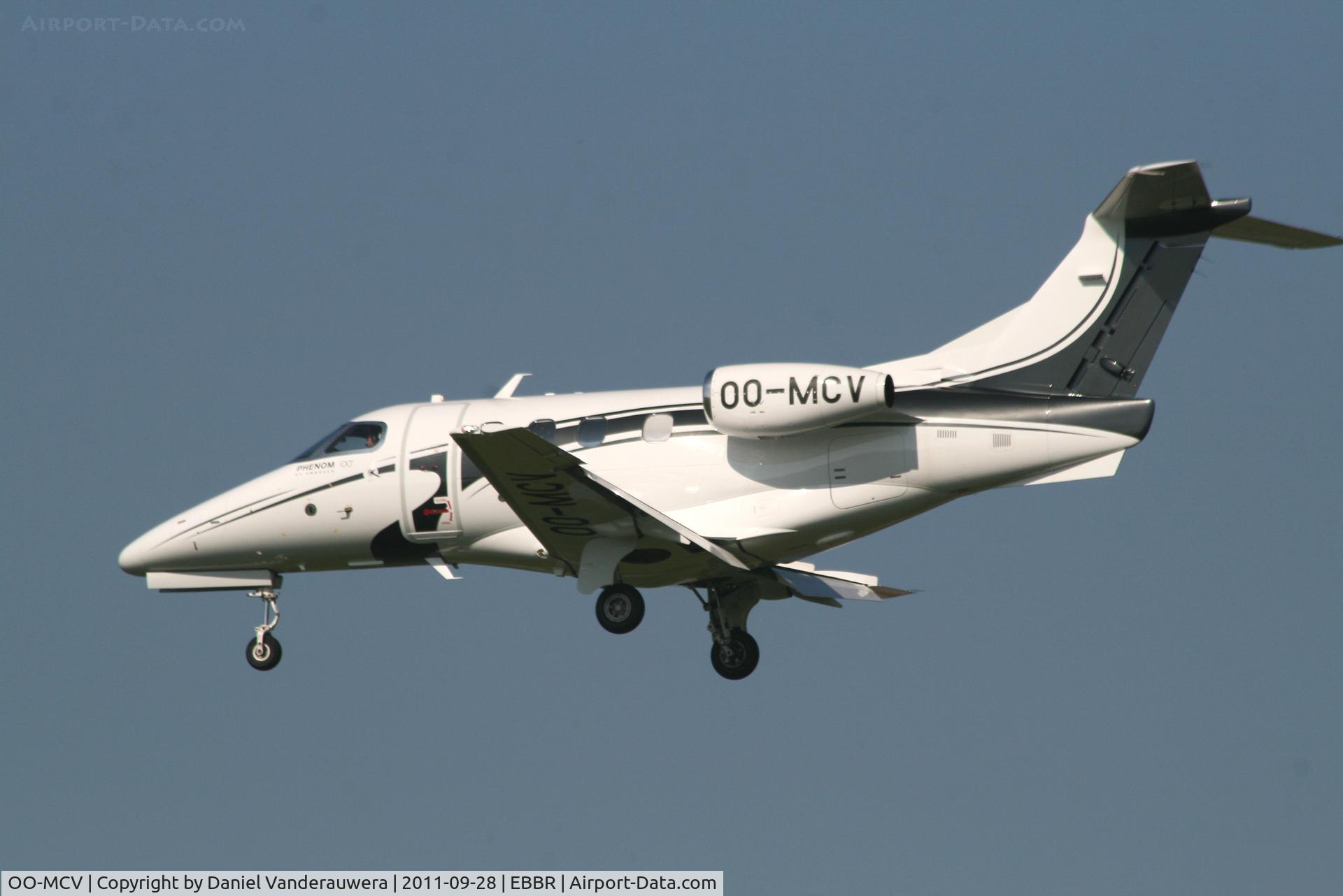 OO-MCV, 2010 Embraer EMB-500 Phenom 100 C/N 50000177, Descending to RWY 25L