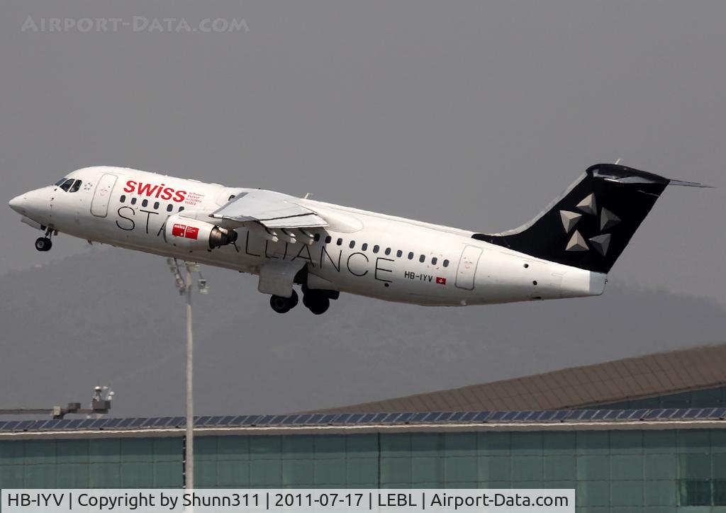 HB-IYV, 2000 British Aerospace Avro 146-RJ100 C/N E3377, Taking off from rwy 25L