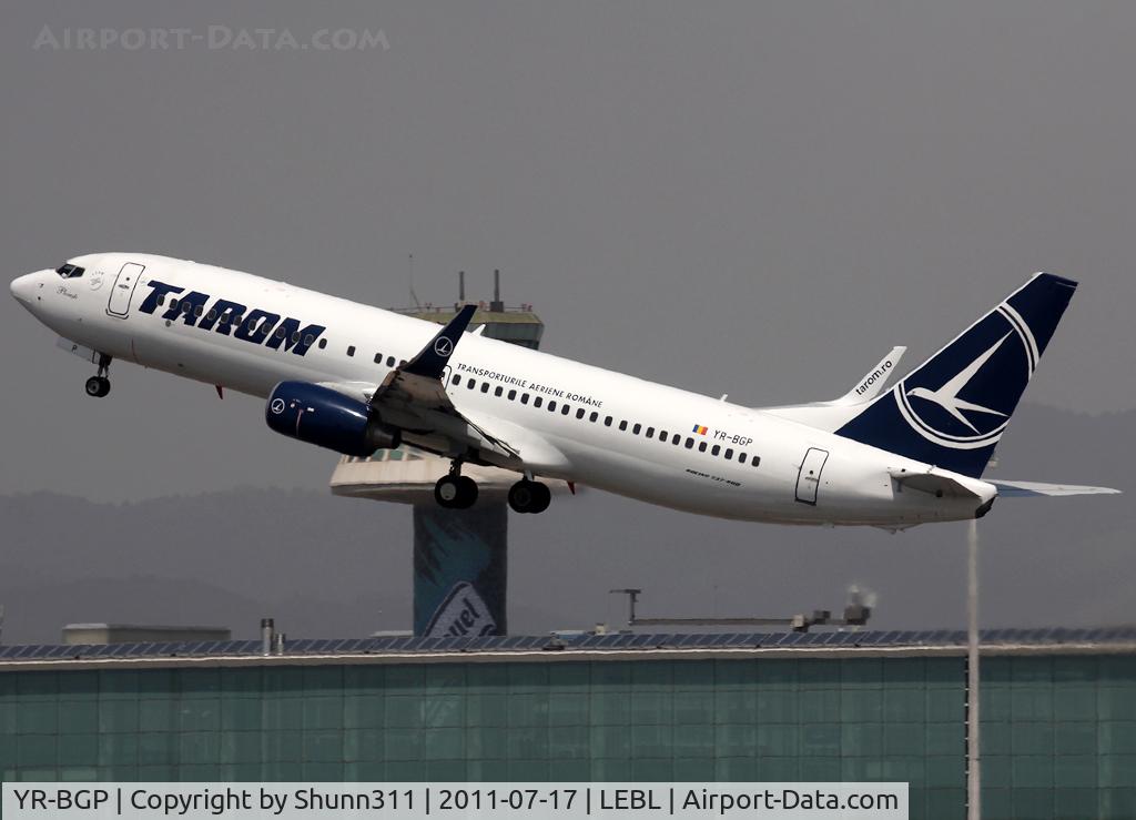 YR-BGP, 2008 Boeing 737-86J C/N 37740, Taking off from rwy 25L