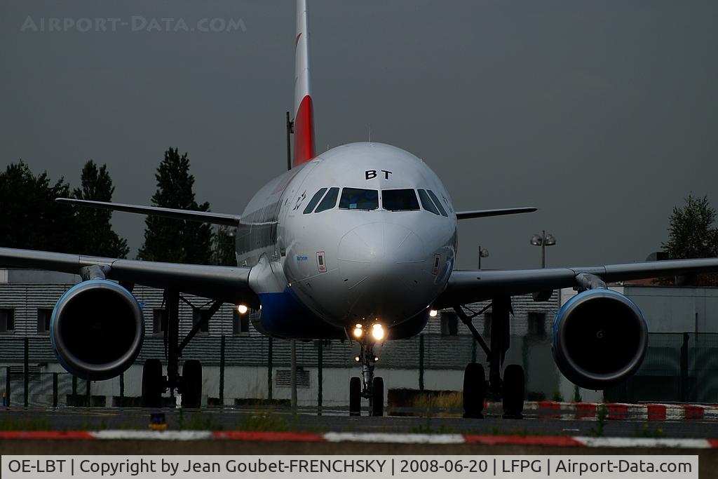 OE-LBT, 2000 Airbus A320-214 C/N 1387, aux //