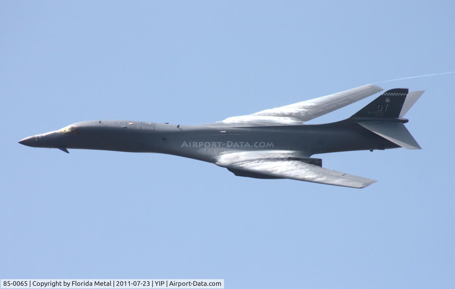 85-0065, 1985 Rockwell B-1B Lancer C/N 25, B-1 with moisture coming off wings
