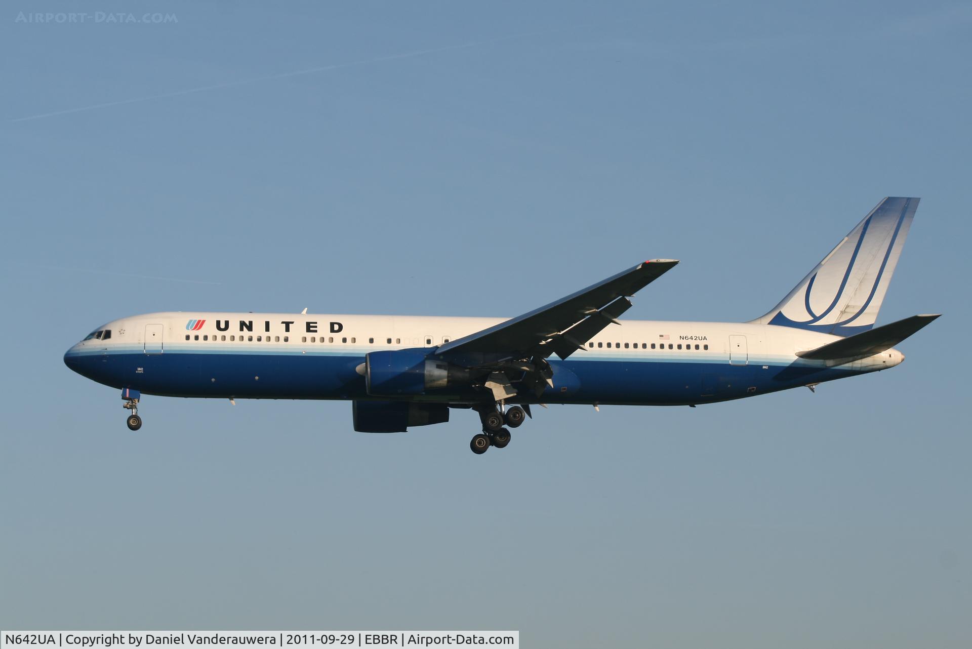 N642UA, 1991 Boeing 767-322 C/N 25092, Arrival of flight UA972 to RWY 25L