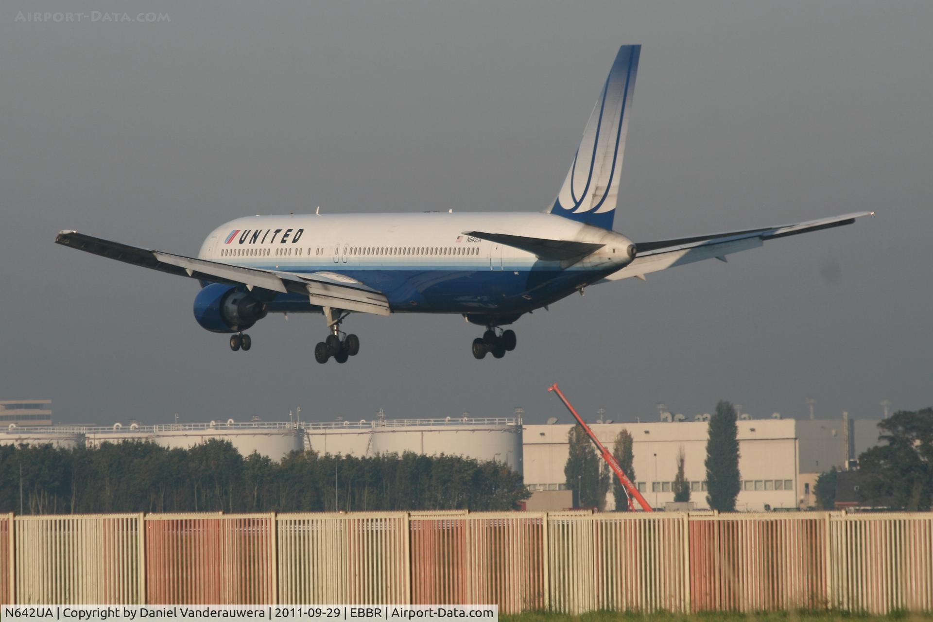 N642UA, 1991 Boeing 767-322 C/N 25092, Flight UA972 is descending to RWY 25L