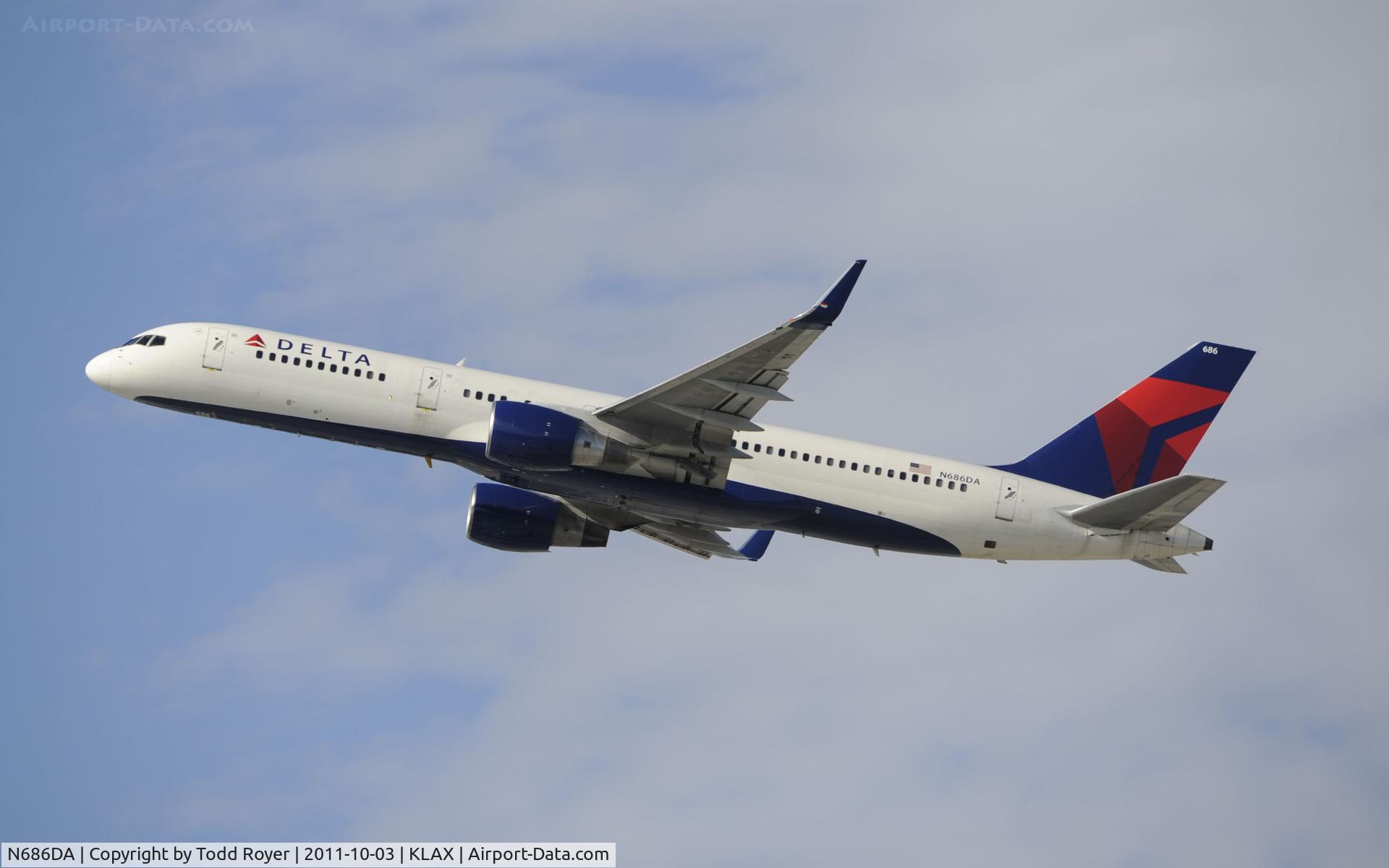 N686DA, 1995 Boeing 757-232 C/N 27589, Departing LAX