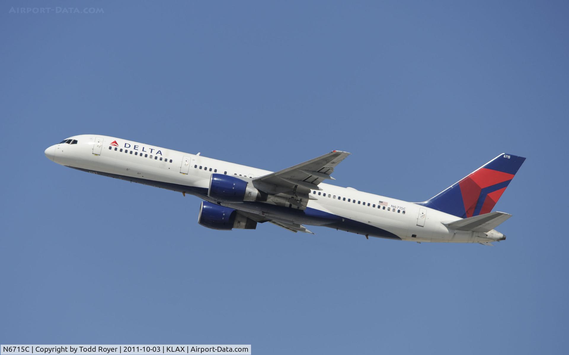 N6715C, 2001 Boeing 757-232 C/N 30486, Departing LAX