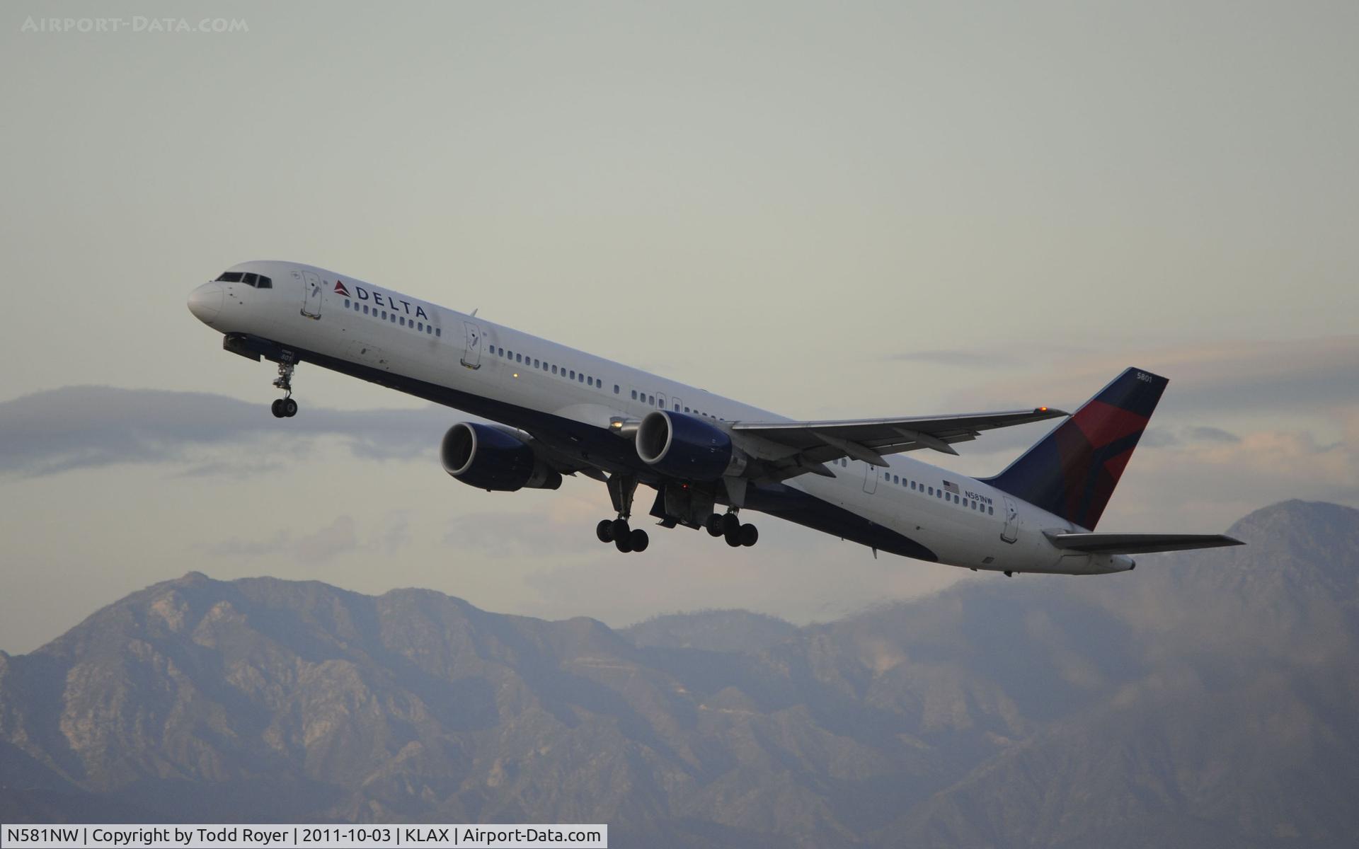 N581NW, 2002 Boeing 757-351 C/N 32982, Departing LAX
