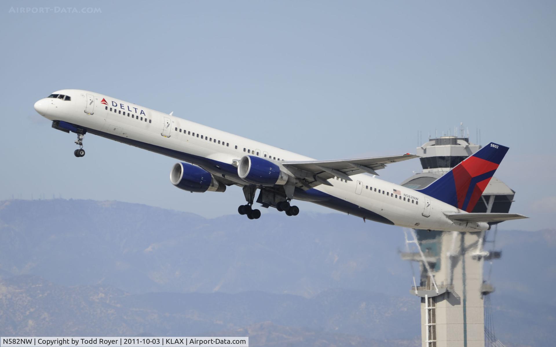 N582NW, 2002 Boeing 757-351 C/N 32981, Departing LAX