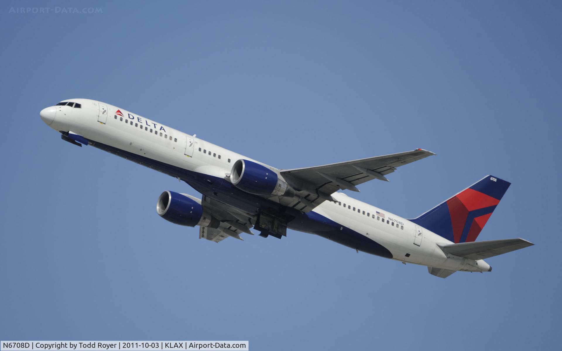 N6708D, 2000 Boeing 757-232 C/N 30480, Departing LAX
