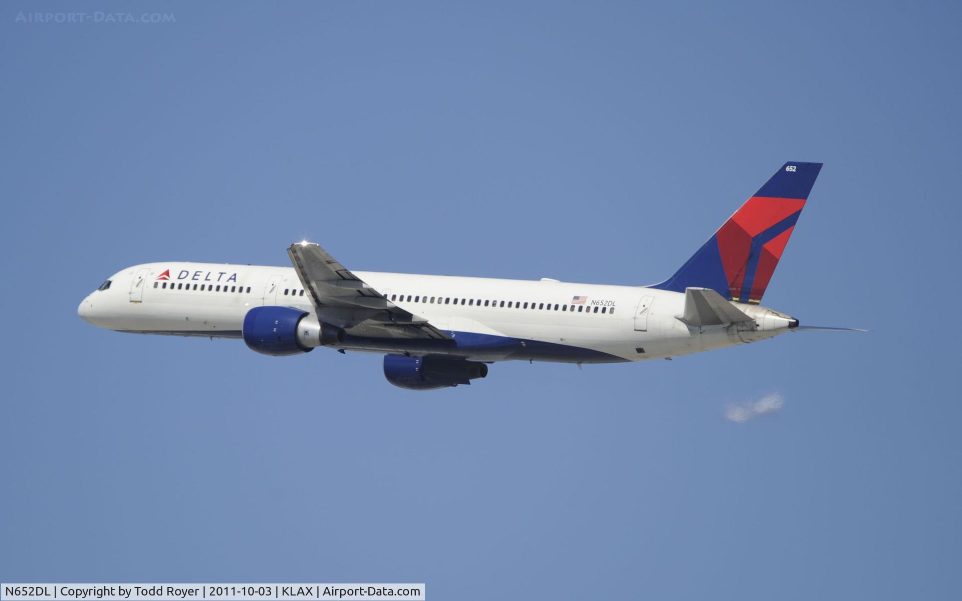N652DL, 1989 Boeing 757-232 C/N 24392, Departing LAX